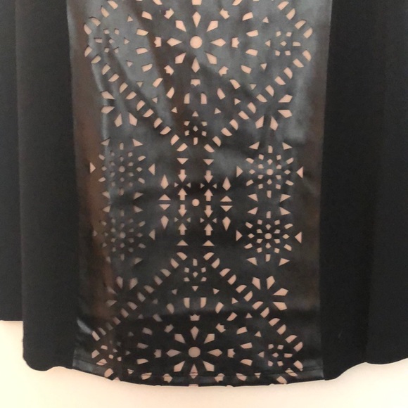 Black sleeveless blouse with pleather accent panel - Picture 3 of 3